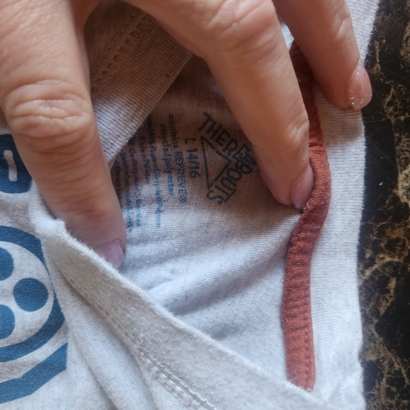 Bundle of a long sleeve shirt and a hoodie vest size Large - Picture 5 of 5